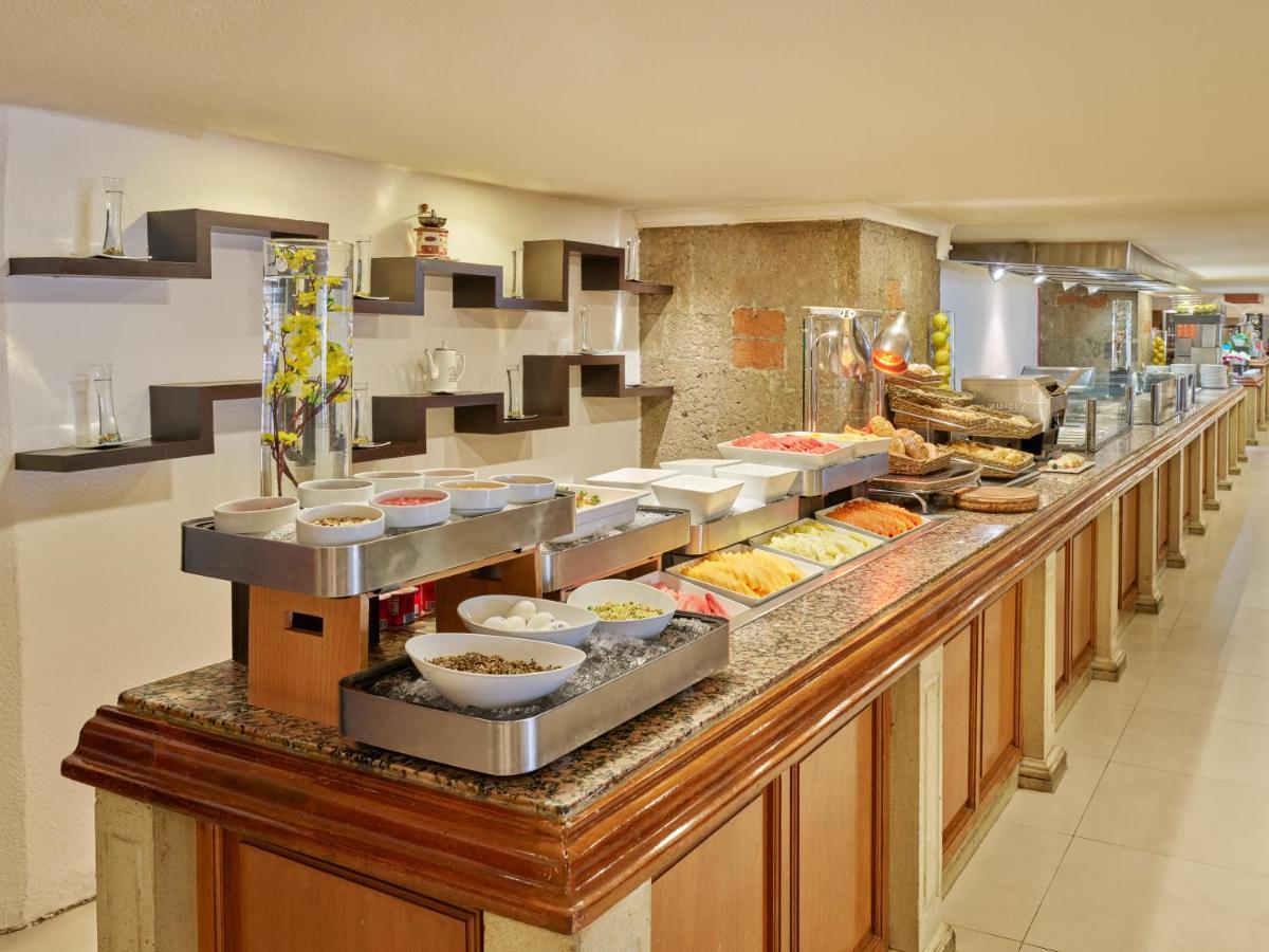 מקסיקו סיטי Fiesta Americana Reforma מראה חיצוני תמונה A buffet at a hotel