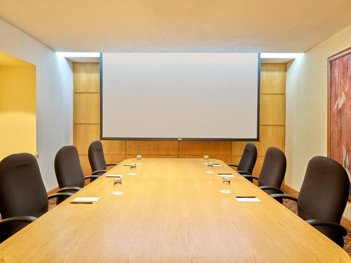 מקסיקו סיטי Fiesta Americana Reforma מראה חיצוני תמונה A projection screen in a meeting room